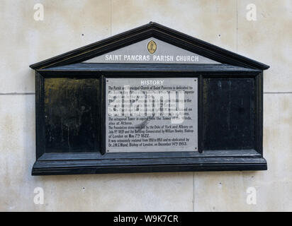 Informationstafel am Eingang der Pfarrkirche St. Pancras, Euston Road, London; es beschreibt die Geschichte dieses wichtigen griechischen Revival Kirche. Stockfoto