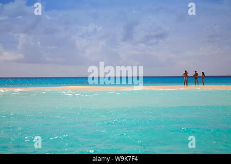 Touristen, die im Chat auf Sandbank, Cayo De Agua, Archipel Los Roques Archipel, Venezuela, Südamerika Stockfoto