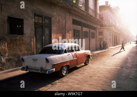 Am frühen Morgen Strassenszene mit amerikanischen Oldtimer, Havanna, Kuba, Karibik, Mittelamerika Stockfoto