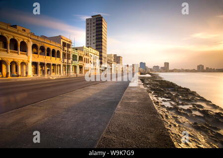 Blick entlang der Malecon in der Dämmerung zeigt Mischung aus alten und neuen Gebäuden, Havanna, Kuba, Karibik, Mittelamerika Stockfoto