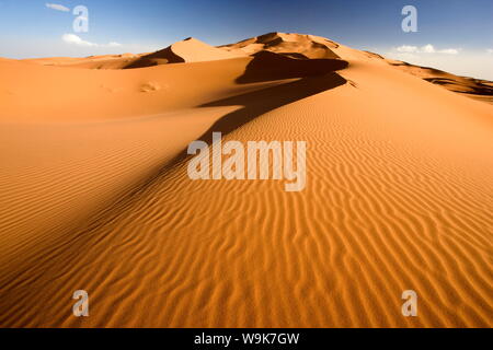 Kleine Wellen Rollen Orangen Dünen und Sand im Erg Chebbi Sand Meer in der Nähe von Merzouga, Marokko, Nordafrika, Afrika Stockfoto