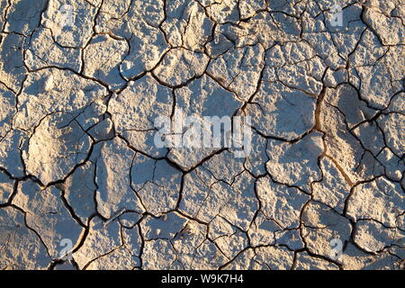 Getrocknete Schlamm/rissige Erde im Sossusvlei in der alten Namib-Wüste in der Nähe von Sesriem, Namib Naukluft Park, Namibia, Afrika Stockfoto