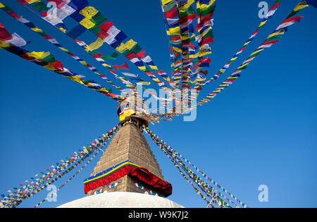 Bodhnath Stupa, eine der heiligsten buddhistischen Stätten in Kathmandu, UNESCO, mit bunten Gebetsfahnen gegen den klaren blauen Himmel, Kathmandu, Nepal Stockfoto