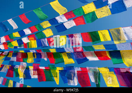 Bunte Gebetsfahnen gegen den klaren blauen Himmel bei Bodhnath Stupa (Boudhanth) (Boudha), einer der heiligsten buddhistischen Stätten in Kathmandu Kathmandu, Nepal Stockfoto