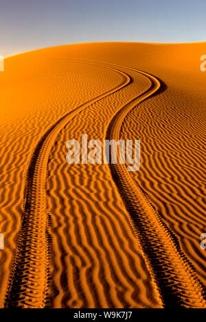 Frische Reifenspuren durch 4 Links x 4 recreational vehicle Im unberührten Sand der Erg Chebbi Sand Sea in der Nähe von Fes, Marokko, Nordafrika, Afrika Stockfoto