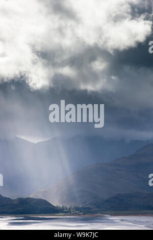 Blick von Carr Brae in Richtung Kopf des Loch Duich und fünf Schwestern von kintail mit Sonnenlicht platzen über Sky, Highlands, Schottland, Vereinigtes Königreich Stockfoto