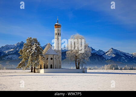 Kirche St. Coloman und Tannheimer Alpen in der Nähe von Schwangau, Allgäu, Bayern, Deutschland, Europa Stockfoto