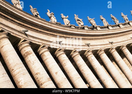 Gian Lorenzo Berninis Kolonnaden aus dem 17. Jahrhundert und Statuen von Heiligen, Piazza San Pietro, St. Peter, Vatikan, Rom, Latium, Italien, Europa Stockfoto