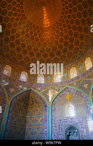 Innenraum des Doms von Sheikh Lotfollah Moschee, Isfahan, Iran, Naher Osten Stockfoto