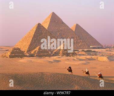 Camel Riders in Gizeh Pyramiden, UNESCO-Weltkulturerbe, Giza, Kairo, Ägypten, Nordafrika, Afrika Stockfoto