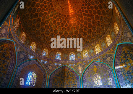 Innenraum des Doms von Sheikh Lotfollah Moschee, Isfahan, Iran, Naher Osten Stockfoto