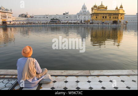 Sikh-Pilger sitzen Heilige Pool, Goldener Tempel, Amritsar, Punjab Zustand, Indien, Asien Stockfoto