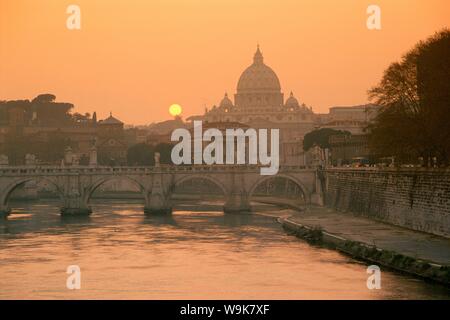 Abend, Vatikan Skyline und den Fluss Tiber, Rom, Lazio, Italien, Europa Stockfoto