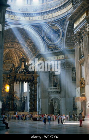 Touristen in das Innere des St.-Peters-Basilika in Rom, Lazio, Italien, Europa Stockfoto