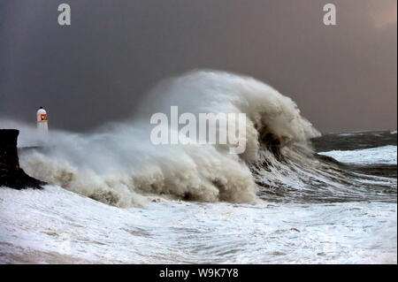 Riesige Wellen gegen die Hafenmauer in Porthcawl, Bridgend, Wales, Vereinigtes Königreich, Europa Stockfoto