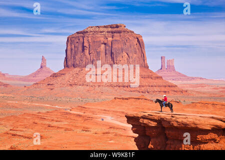 Einsame Reiterin bei John Fords, Merrick Butte, Monument Valley Navajo Tribal Park, Arizona, Vereinigte Staaten von Amerika, Nordamerika Stockfoto