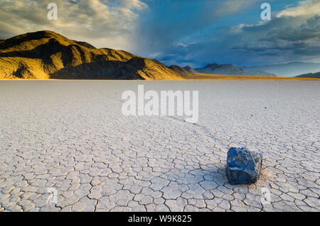 Die Haupttribüne in Rennstrecke Tal, ein ausgetrocknetes Flußbett für seine Sliding Rocks auf dem Racetrack Playa, Death Valley National Park, Kalifornien, USA Stockfoto