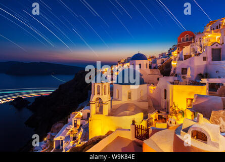 Dorf Oia und Kirchen mit Sternspuren nach Sonnenuntergang, Santorini (Thira), Kykladen, griechische Inseln, Griechenland, Europa Stockfoto