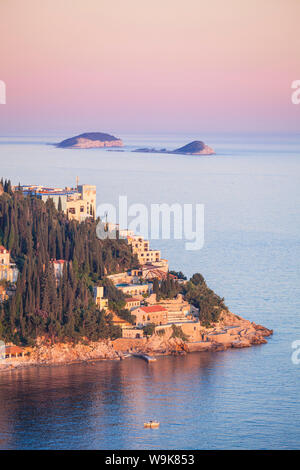 Sonnenuntergang an der Dalmatinischen Küste mit Otok Bobara und Mrkan Inseln, Riviera von Dubrovnik, Dubrovnik, Kroatien, Europa Stockfoto