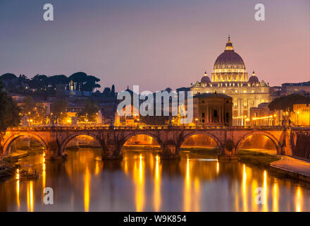 Pont Sant'Angelo und St. Peters Basilica, UNESCO-Weltkulturerbe, Vatikan, Rom, Latium, Italien, Europa Stockfoto