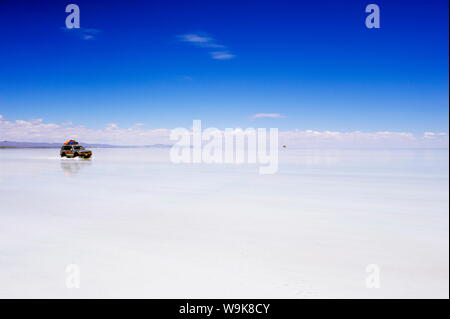 Allradantrieb (4WD) Tour Gruppe auf Salir de Uyuni, Salinen, Bolivien, Südamerika
