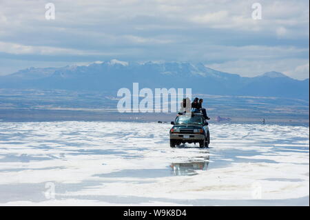 Allradantrieb (4WD) mit Reisegruppe auf Salir de Uyuni salt Flats, Bolivien, Südamerika
