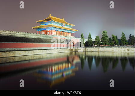 North Gate von der Verbotenen Stadt spiegelt sich in den Burggraben, Palace Museum, Weltkulturerbe der UNESCO, Peking, China, Asien Stockfoto