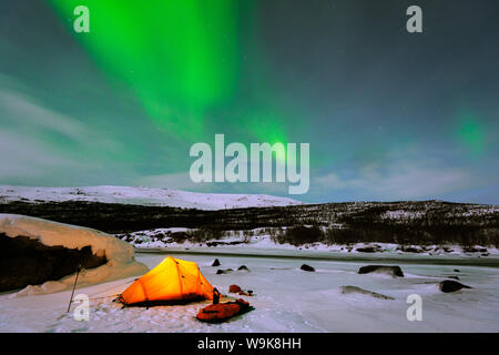 Aurora Borealis (Nordlicht) und Winter Camping auf Kungsleden (die Könige Trail) Wanderweg, Abisko Nationalpark, Schweden, Skandinavien, Europa Stockfoto