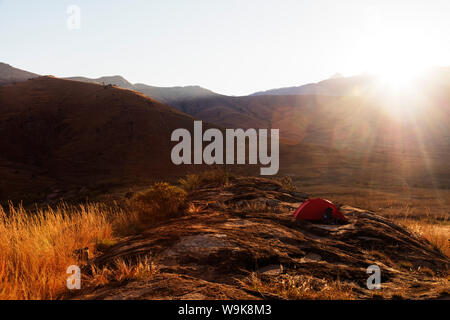 Sonnenaufgang auf ein Zelt, Tsaranoro Tal, Ambalavao, Zentralbereich, Madagaskar, Afrika Stockfoto