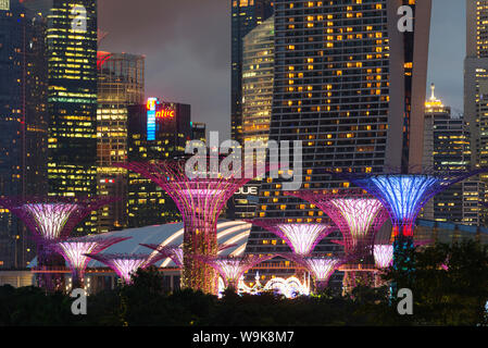 Gardens by the Bay, Supertree Grove und Marina Bay Sands Hotel und Casino, Singapur, Südostasien, Asien Stockfoto