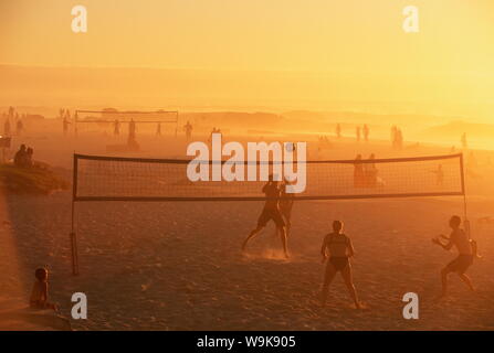 Beach Volleyball Spiel, am späten Nachmittag, Camps Bay, Kapstadt, Südafrika, Afrika Stockfoto