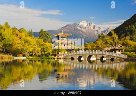 Schwarzer Drachen Teich und Yulong-Schneeberg, Lijiang, Yunnan Provinz, China, Asien Stockfoto