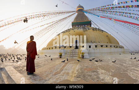 Junger buddhistischer Mönch dreht in der Kuppel des Boudha (bodhnath) (boudhanath) Tibetische Stupa in Kathmandu zu schauen, UNESCO-Weltkulturerbe, Nepal, Asien Stockfoto