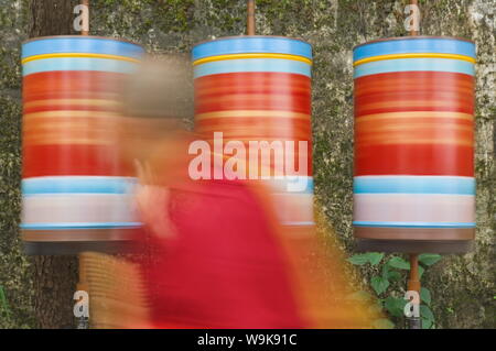 Buddhistischer Mönch, Gebetsmühlen, McLeod Ganj, Dharamsala, Himachal Pradesh, Indien, Asien Stockfoto