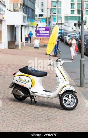 Eine Vespa Roller Werbung ein Immobilienmakler in Newquay in Cornwall. Stockfoto