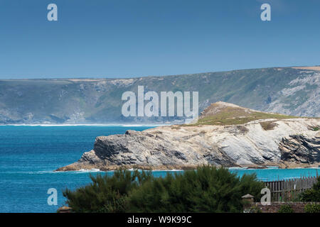 Porth Insel und die Küste von North Cornwall von Newquay in Cornwall gesehen. Stockfoto