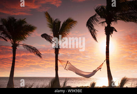 Frau in einer Hängematte am Strand, Florida, Vereinigte Staaten von Amerika, Nordamerika Stockfoto