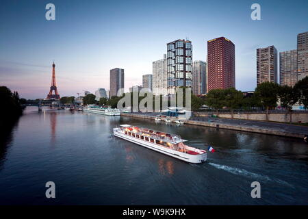 Nachtansicht der Ufer mit Hochhäusern auf der Rive Gauche und Eiffelturm in der Ferne, Paris, Frankreich, Europa Stockfoto