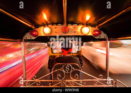 Tuk-tuk (Auto-rikscha) in Bewegung in der Nacht, Bangkok, Thailand, Südostasien, Asien Stockfoto