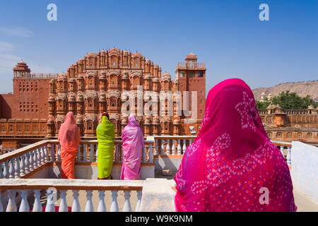 Frauen in leuchtenden Saris vor der Hawa Mahal (Palast der Winde), erbaut im Jahre 1799, Jaipur, Rajasthan, Indien, Asien Stockfoto