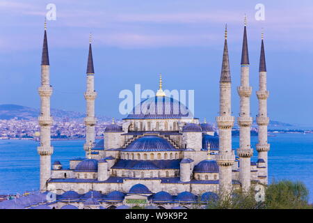 Erhöhte Aussicht auf die Blaue Moschee (Sultan Ahmet Camii), UNESCO, in Sultanahmet, in der Dämmerung, mit Blick auf den Bosporus, Istanbul, Türkei Stockfoto