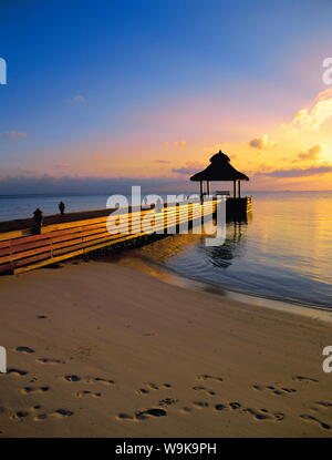 Steg am Strand bei Sonnenuntergang, Malediven, Indischer Ozean, Asien Stockfoto