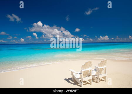 Zwei Liegestühle am tropischen Strand mit Meer, Malediven, Indischer Ozean, Asien Stockfoto