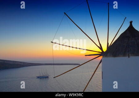 Sonnenuntergang in Oia, Santorini, Kykladen, griechische Inseln, Griechenland, Europa Stockfoto