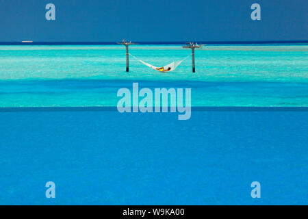 Infinity-Pool und Hängematte in Lagune, Malediven, Indischer Ozean, Asien Stockfoto