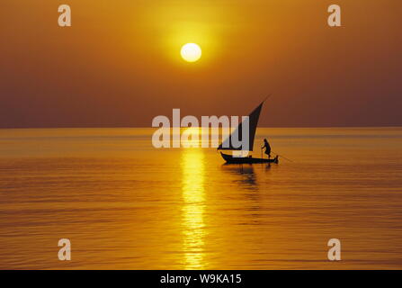 Traditionelles Dhoni Segeln bei Sonnenuntergang, Malediven, Indischer Ozean, Asien Stockfoto