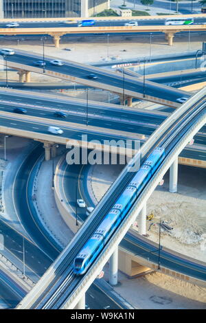 Road-Austausch und Metro Zug, Dubai, Vereinigte Arabische Emirate, Naher Osten Stockfoto