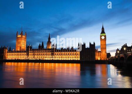 Die Houses of Parliament, Big Ben und Westminster Bridge in der Dämmerung, UNESCO-Weltkulturerbe, Westminster, London, England, Vereinigtes Königreich, Europa Stockfoto