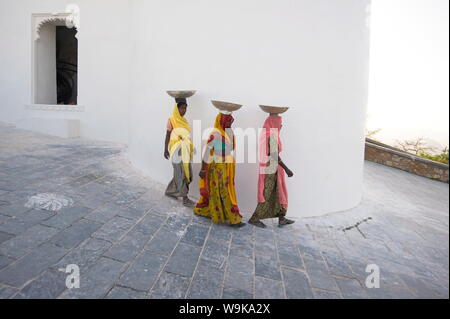 Drei weibliche Bauarbeiter bei der Monsun Palace, Udaipur, Rajasthan, Indien, Asien Stockfoto