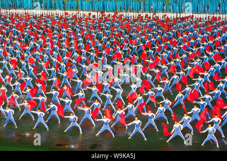Tänzer und Akrobaten am Arirang Mass Games Festival in Pyongyang, North Korea, Asien Stockfoto